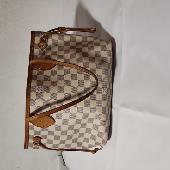 Authentic LV Purse With an Authenticated card From Poshmark. - Picture 3 of 9